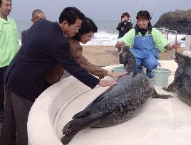 Chimuras visit aquarium